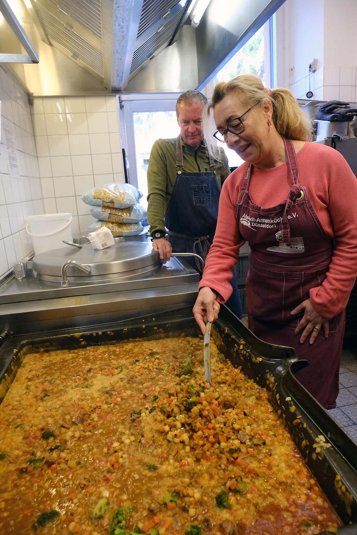 Ein Foto zeigt den Blick in die überdimensionale Pfanne einer Großküche.