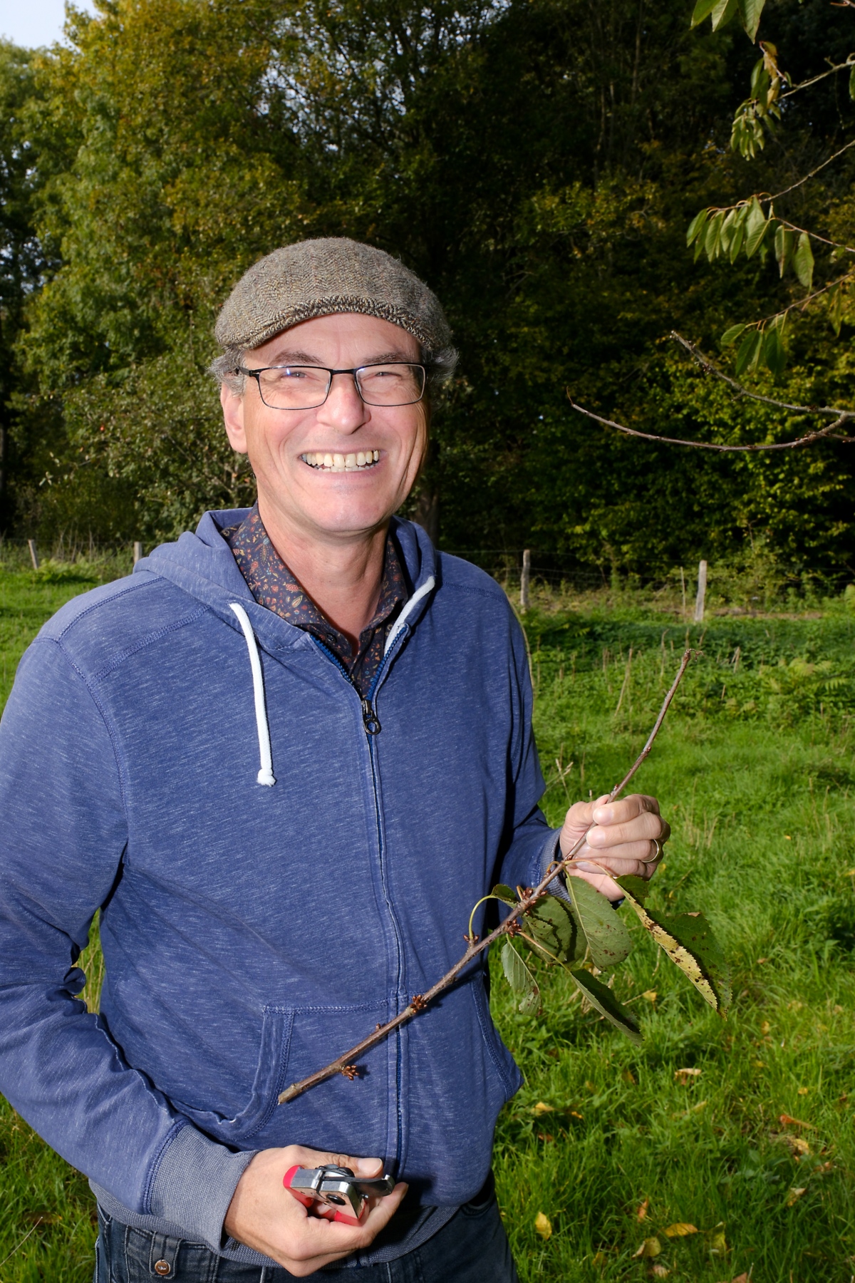 Landschaftsökologe Thomas Braun pflegt unter anderem Kirschbäume am Kloster Knechtsteden.