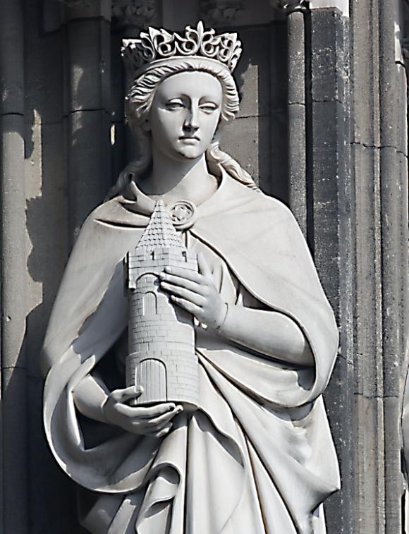 Ein Foto zeigt eine Statue der heiligen Barbara aus Stein.