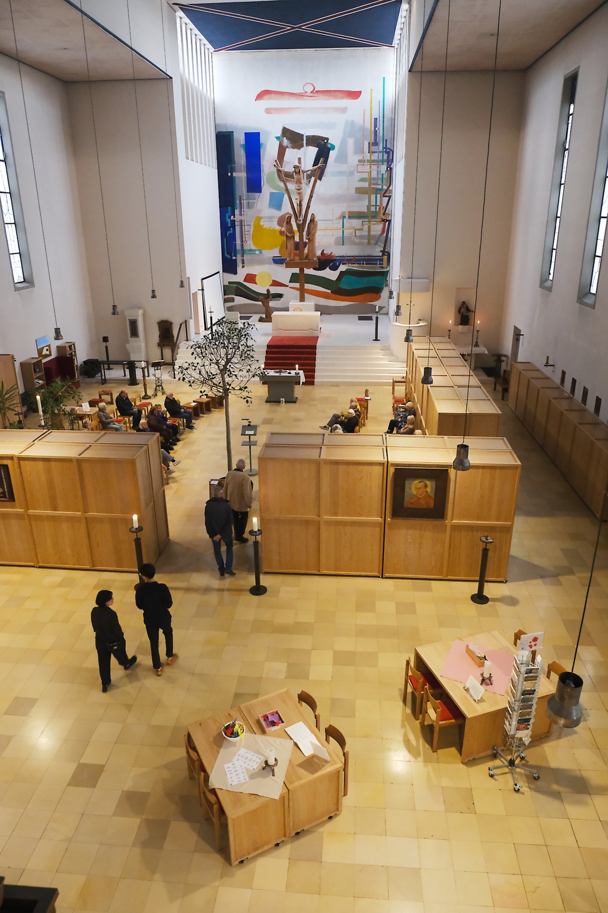 Ein Foto zeigt den Blick von oben in die Kirche St. Karl in Köln Sülz.