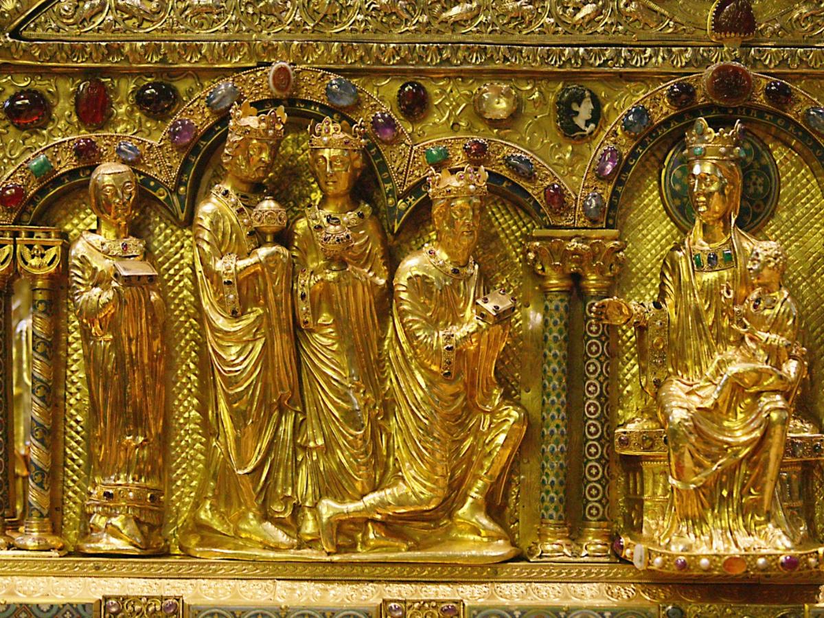 Ein Foto zeigt den Dreikönigenschrein im Kölner Dom in einer Nahaufnahme. Vier Könige bringen Gaben zum Jesuskind.