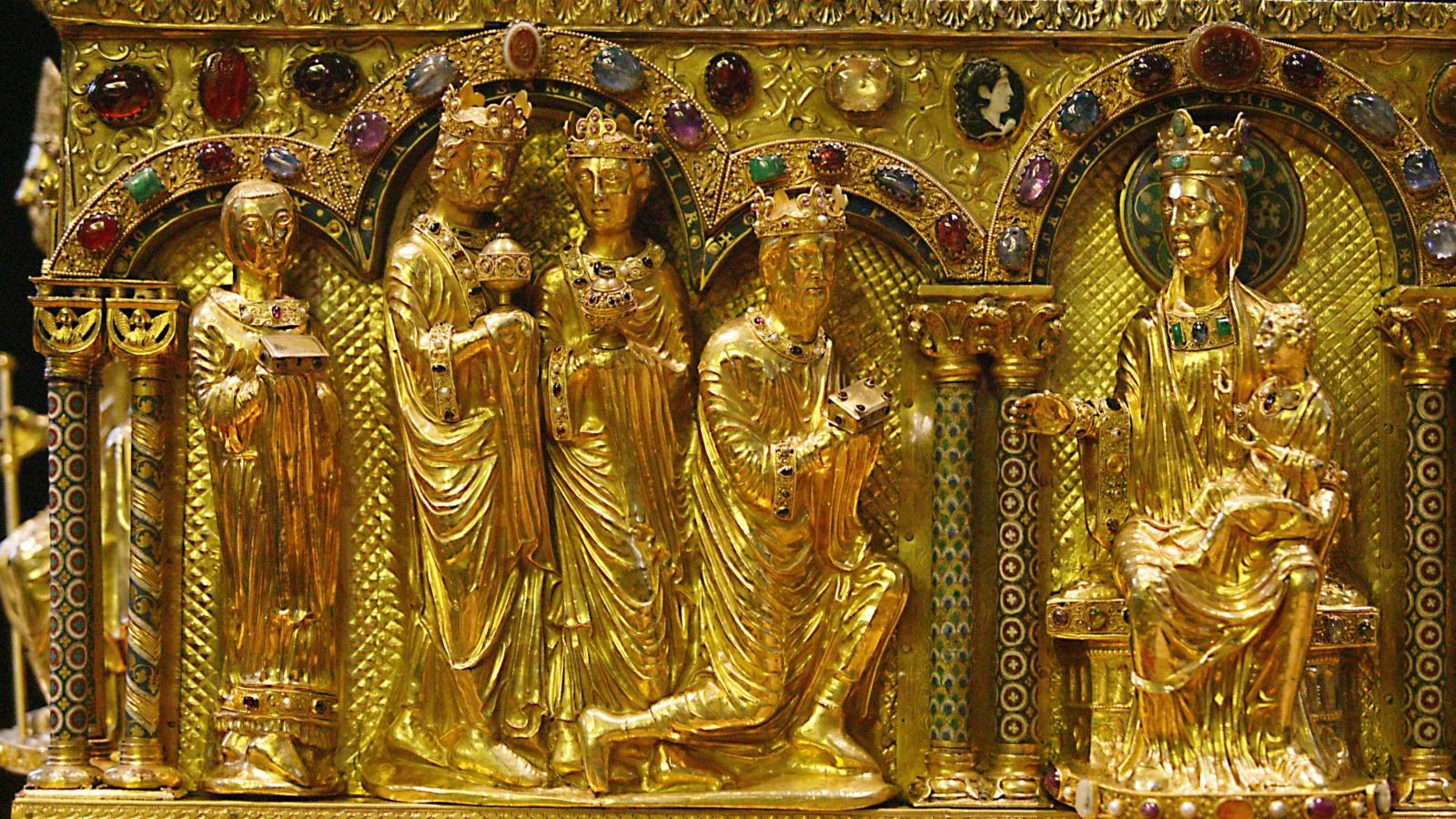 Ein Foto zeigt den Dreikönigenschrein im Kölner Dom in einer Nahaufnahme. Vier Könige bringen Gaben zum Jesuskind.