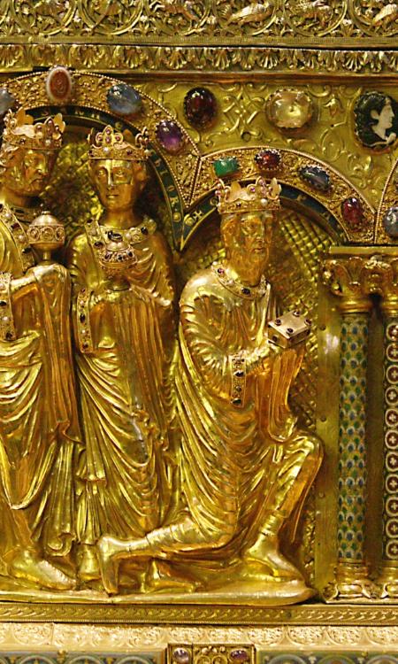 Ein Foto zeigt den Dreikönigenschrein im Kölner Dom in einer Nahaufnahme. Vier Könige bringen Gaben zum Jesuskind.