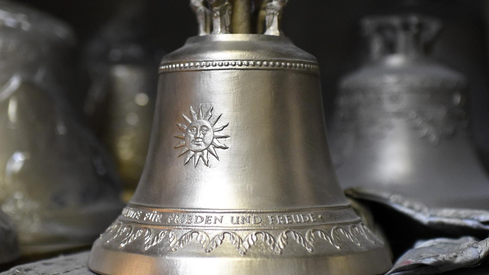 glocken_HELMUT FOHRINGER_apa