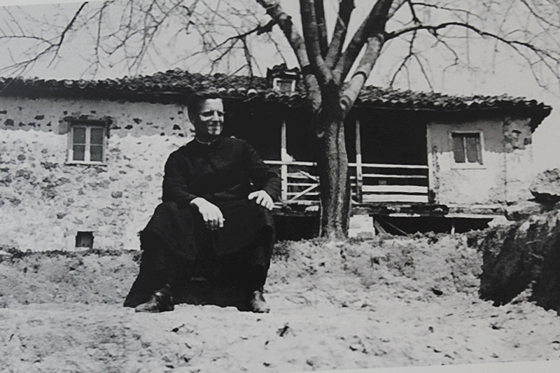 Josef Marxen vor seinem ersten Pfarrhaus in den albanischen Bergen (c) Martin Mölder