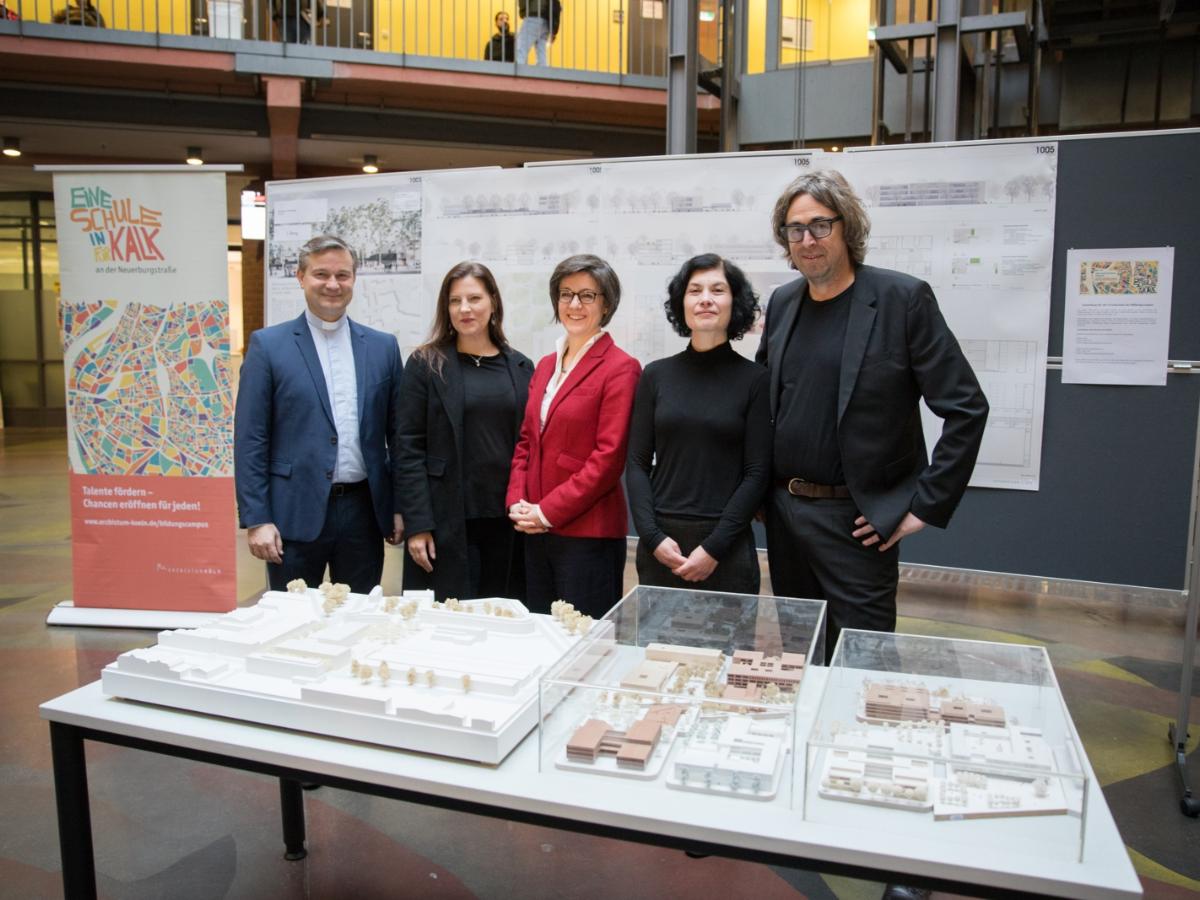2.12.2019 Vorstellung des Siegerentwurfs für den neuen Bildungscampus von Generalvikar Dr. Markus Hofmann im Bezirksrathaus in Köln-Kalk. - Generalvikar Dr. Markus Hofmann, die Schulleiterin der Grundschule, Nadine Larisch, Dr. Bernadette Schwarz-Boenneke, Leiterin der Hauptabteilung Schule/Hochschule, Dr. Tanja Groß, stellv. Bezirksbürgermeisterin Kalk, Prof. Frank Hausmann, Hausmann Architekten Aachen.