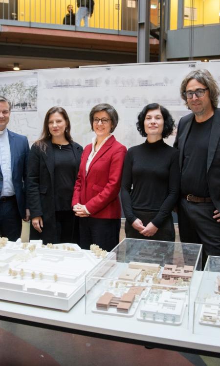 2.12.2019 Vorstellung des Siegerentwurfs für den neuen Bildungscampus von Generalvikar Dr. Markus Hofmann im Bezirksrathaus in Köln-Kalk. - Generalvikar Dr. Markus Hofmann, die Schulleiterin der Grundschule, Nadine Larisch, Dr. Bernadette Schwarz-Boenneke, Leiterin der Hauptabteilung Schule/Hochschule, Dr. Tanja Groß, stellv. Bezirksbürgermeisterin Kalk, Prof. Frank Hausmann, Hausmann Architekten Aachen.