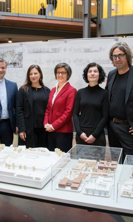 2.12.2019 Vorstellung des Siegerentwurfs für den neuen Bildungscampus von Generalvikar Dr. Markus Hofmann im Bezirksrathaus in Köln-Kalk. - Generalvikar Dr. Markus Hofmann, die Schulleiterin der Grundschule, Nadine Larisch, Dr. Bernadette Schwarz-Boenneke, Leiterin der Hauptabteilung Schule/Hochschule, Dr. Tanja Groß, stellv. Bezirksbürgermeisterin Kalk, Prof. Frank Hausmann, Hausmann Architekten Aachen.