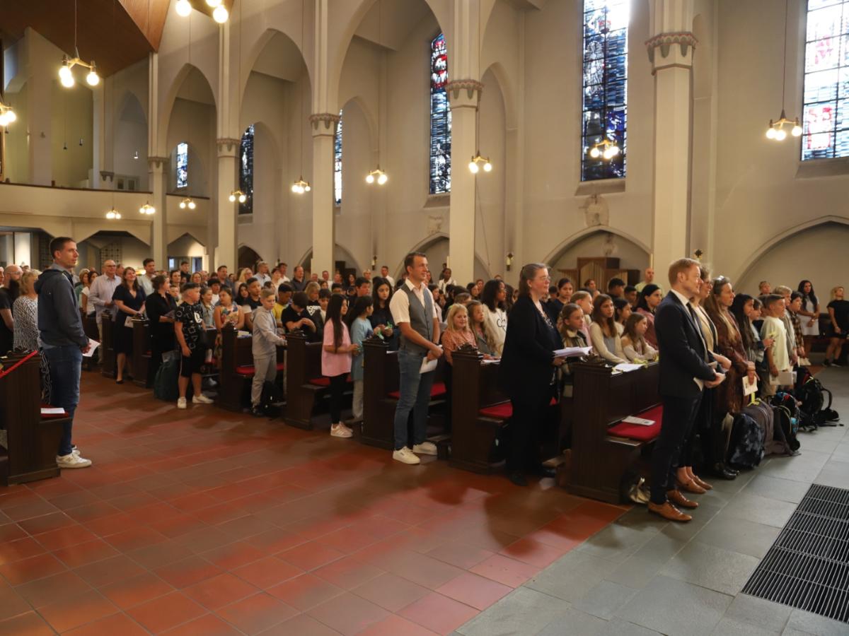 Die Schulgemeinde im Gottesdienst in St. Engelbert.