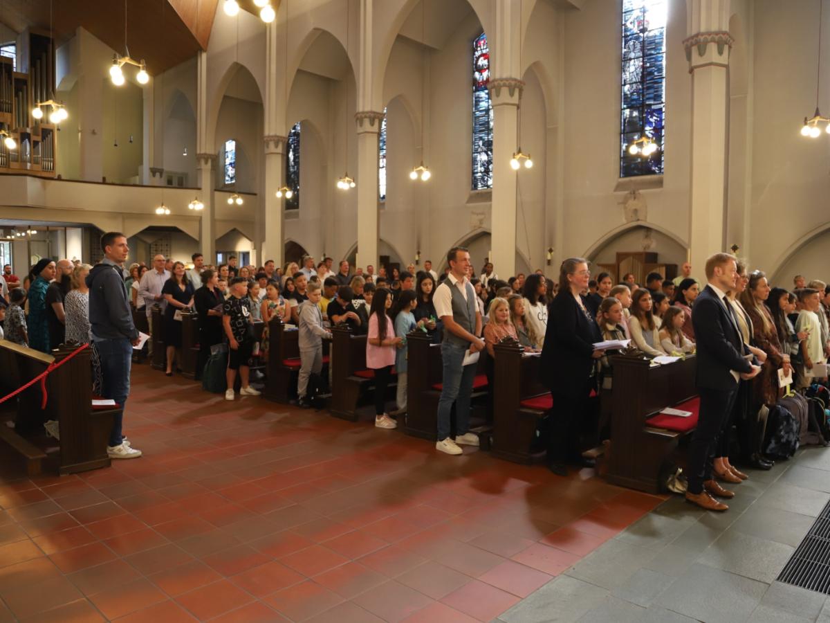 Die Schulgemeinde im Gottesdienst in St. Engelbert.