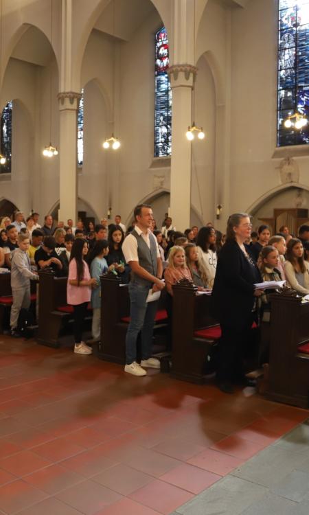 Die Schulgemeinde im Gottesdienst in St. Engelbert.
