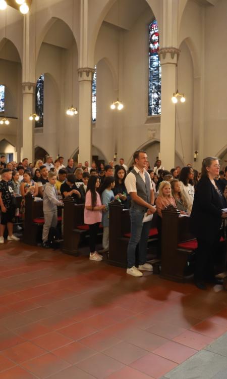 Die Schulgemeinde im Gottesdienst in St. Engelbert.