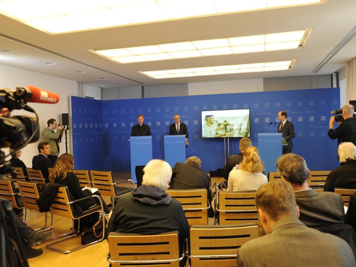 Fotos vom 6.10.2016
PK im Generalvikariat mit
Generalvikar Dominik Meiering
Hermann Josef Schon
Christoph Heckeley Pressesprecher EBK