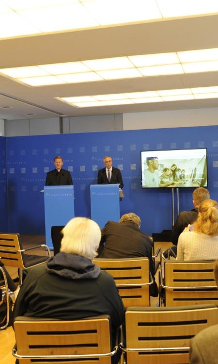 Fotos vom 6.10.2016
PK im Generalvikariat mit
Generalvikar Dominik Meiering
Hermann Josef Schon
Christoph Heckeley Pressesprecher EBK