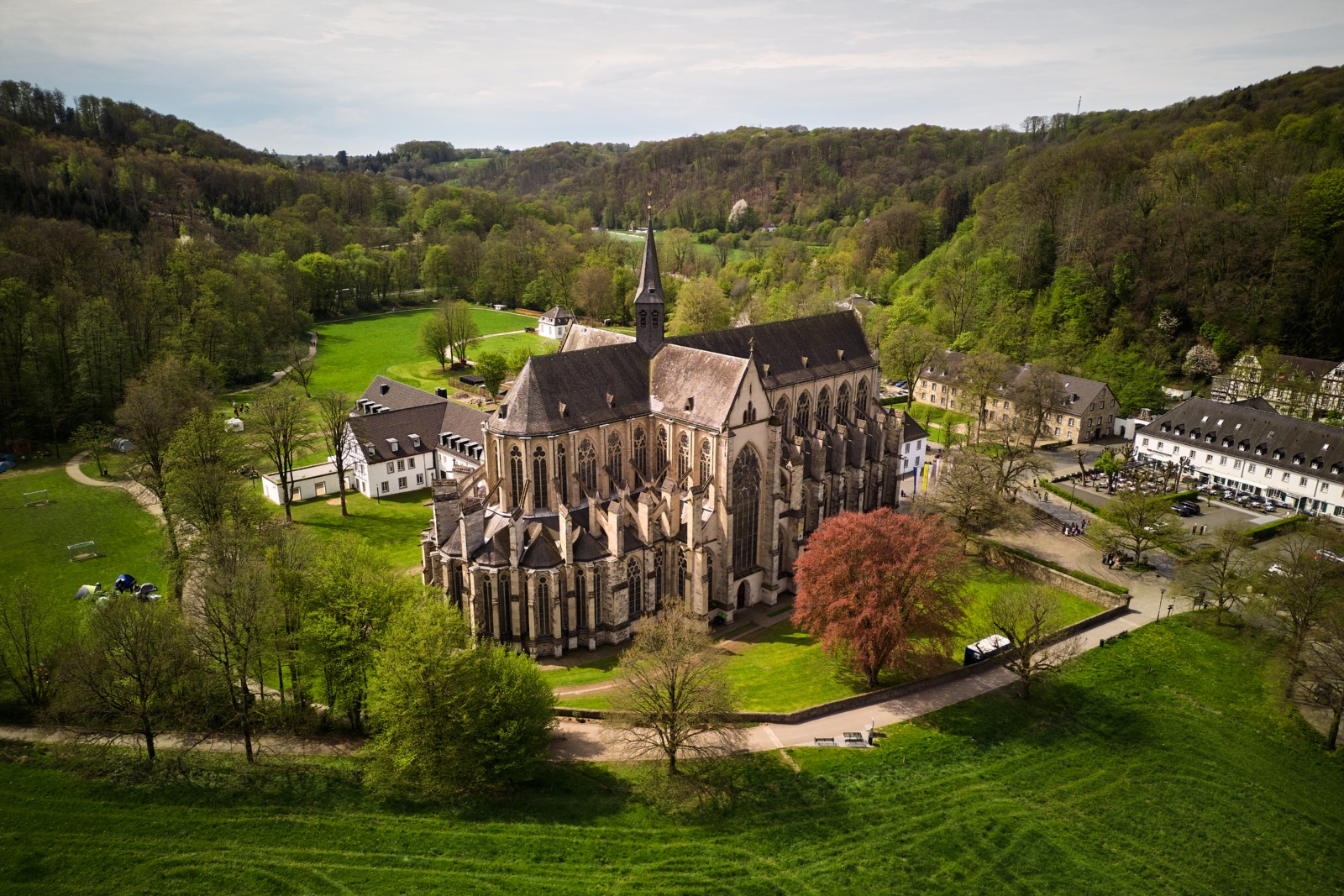 Ein Foto zeigt den Blick von oben auf den Altenberger Dom und Nebengebäude.