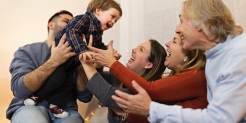 _familie-die-nachts-zusammen-isst