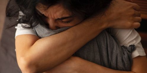 _junge-frau-die-mit-angst-zu-tun-hat