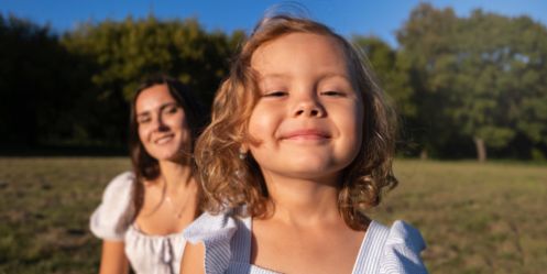 _kind-hat-eine-tolle-zeit-der-natur