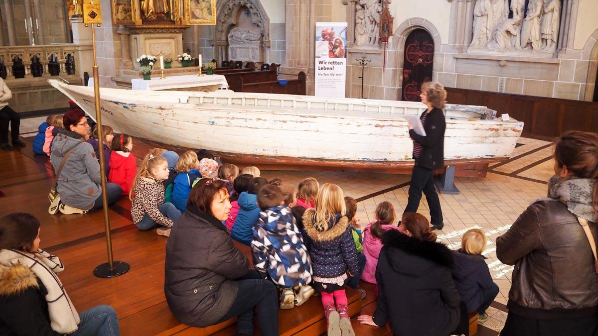 Kinder aus dem Kindergarten besuchen das Flüchtlingsboot