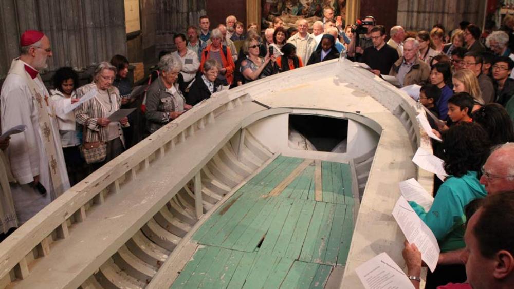 Gebet mit Weihbischof Ansgar Puff am Flüchtlingsboot im Kölner Dom.