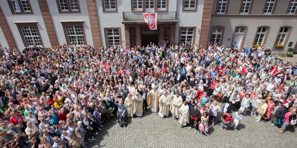 Caritas Wallfahrt Gruppenbild (C) Caritas
