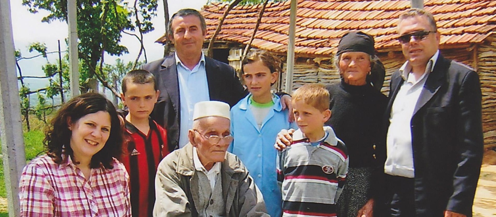 Cäcilia Giebermann (l.) in Perlat in Albanien. Neben Cäcilia Giebermann sitzt Fran Mark Hasanij, ein Zeitzeuge, der noch sehr präzise Erinnerungen an Josef Marxen hatte. Inzwischen ist er verstorben.