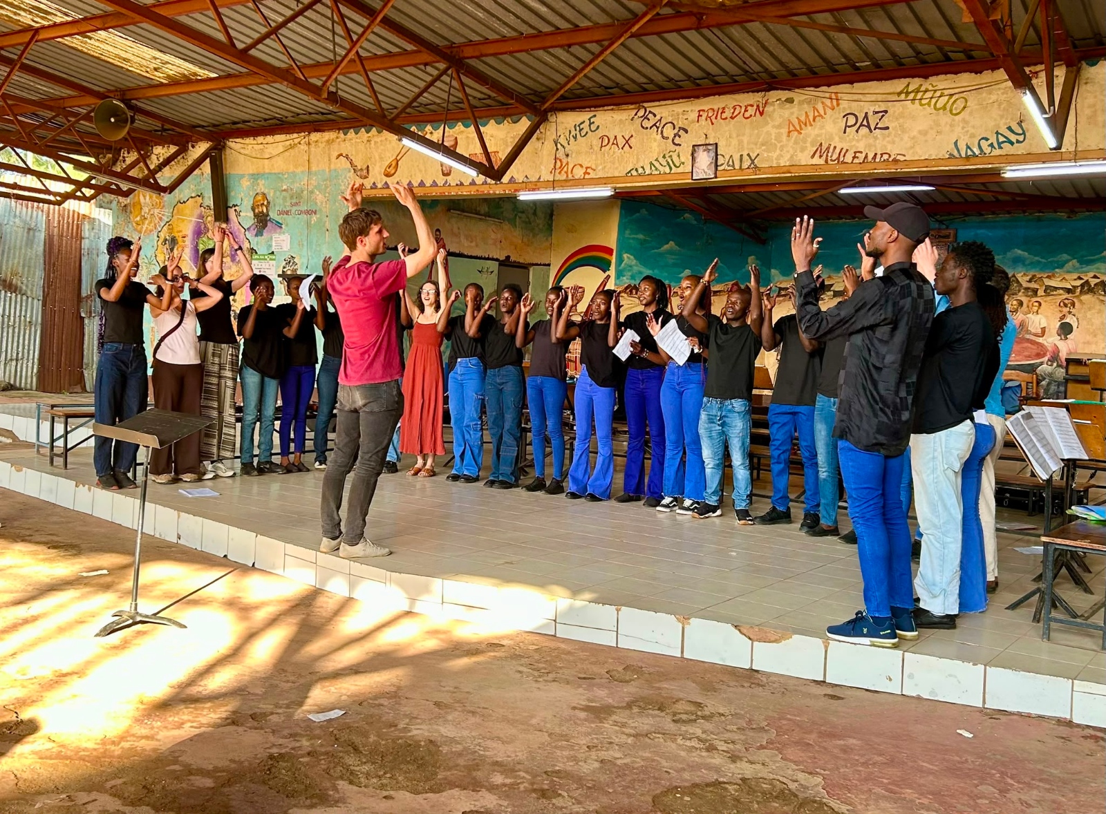 Partnerschaft St. Laurentius Mondorf und St. Lawrence Uradi; afrikanische Erstaufführung der Auftragskomosition von Marc L. Vogler. Hier: Ghetto Classic  - Gemeinsames Musizieren