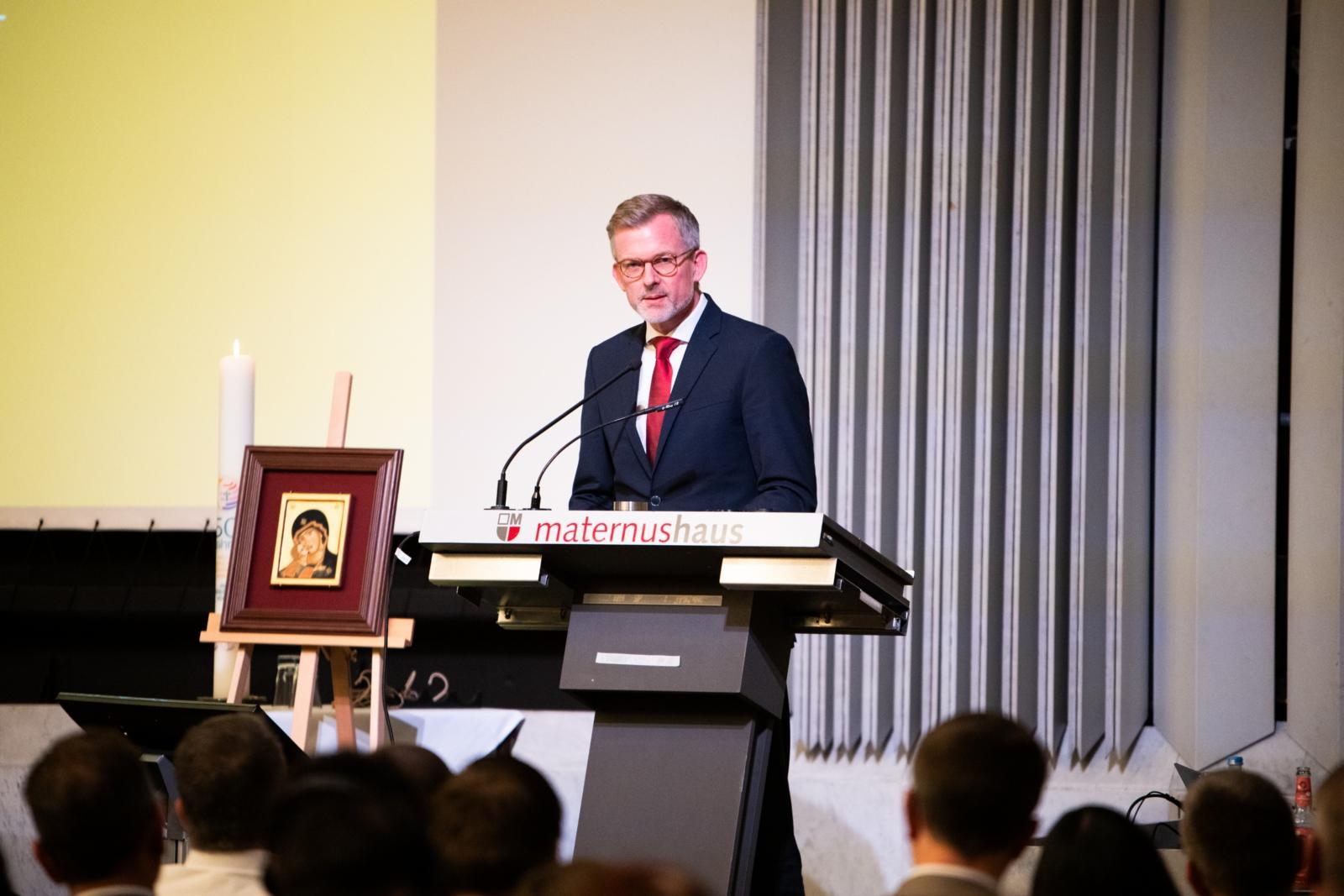 Dr. Dirk Günnewig, Staatssekretär aus dem Ministerium für Finanzen des Landes Nordrhein-Westfalen Dr. Dirk Günnewig, Staatssekretär im Ministerium der Finanzen des Landes Nordrhein-Westfalen,
hält sein Grußwort beim Festakt im Maternushaus