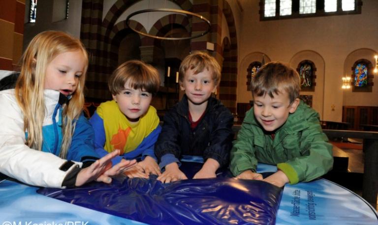 Kinder in der Ausstellung