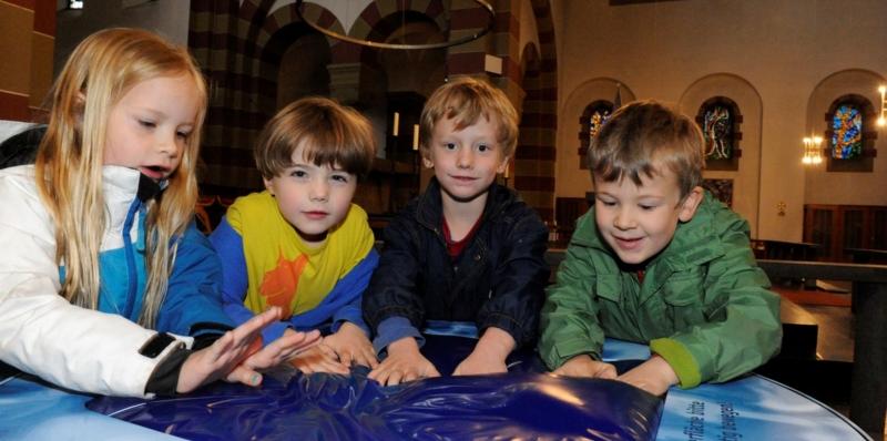 Kinder in der Ausstellung