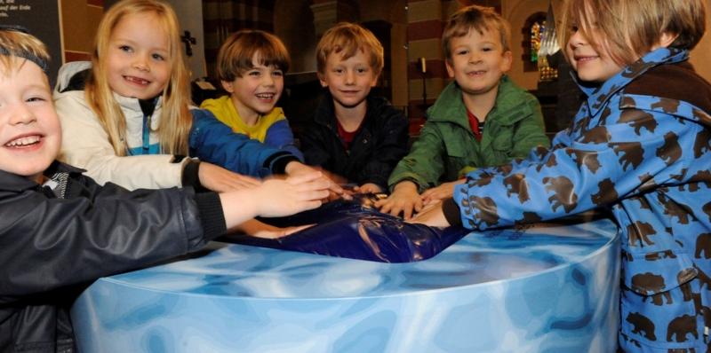 Kinder in der Ausstellung