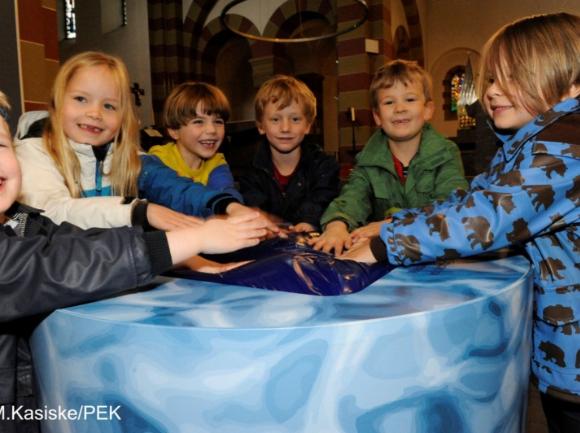 Kinder in der Ausstellung