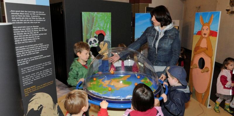 Kinder in der Ausstellung