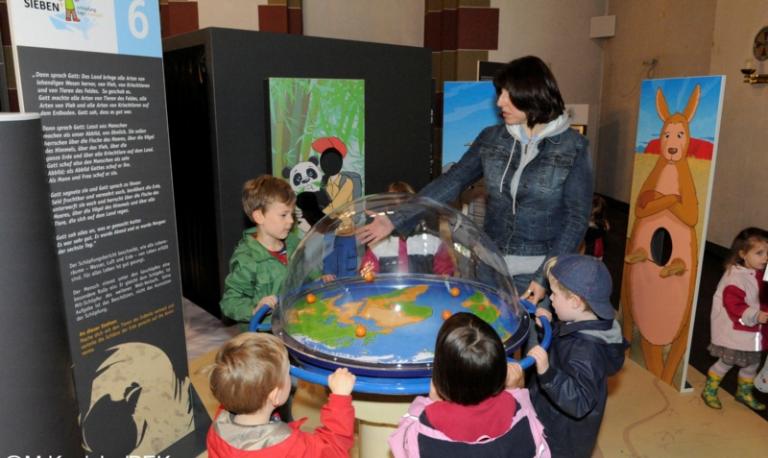 Kinder in der Ausstellung