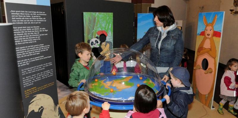 Kinder in der Ausstellung