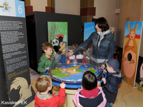 Kinder in der Ausstellung