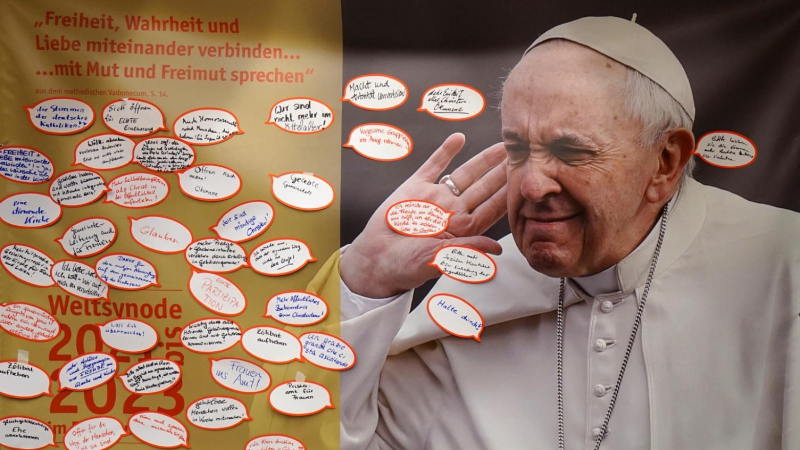 Plane mit dem Foto des hörenden Papst Franziskus