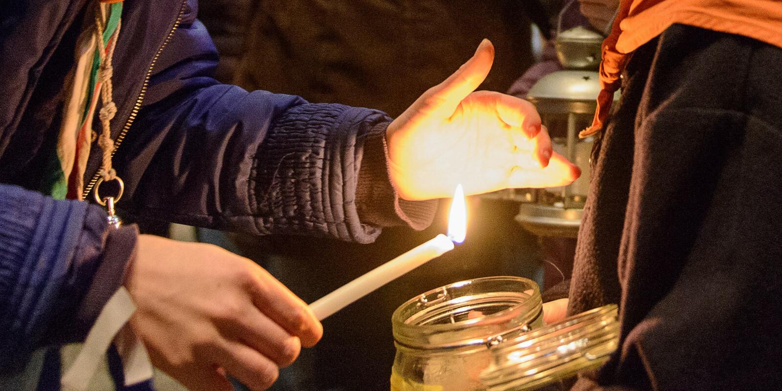 Immer am 3. Adventssonntag wird das Friedenslicht aus Bethlehem in Deutschland verteilt. Aus Neuss holt eine Gruppe von Pfadfindern das Licht im Kölner Dom ab. In einem Aussendungsgottesdienst wird es am kommenden Donnerstag an alle Neusser Bürgerinnen und Bürger verteilt. Dieses Foto ist aus dem MAM des Erzbistums Köln.