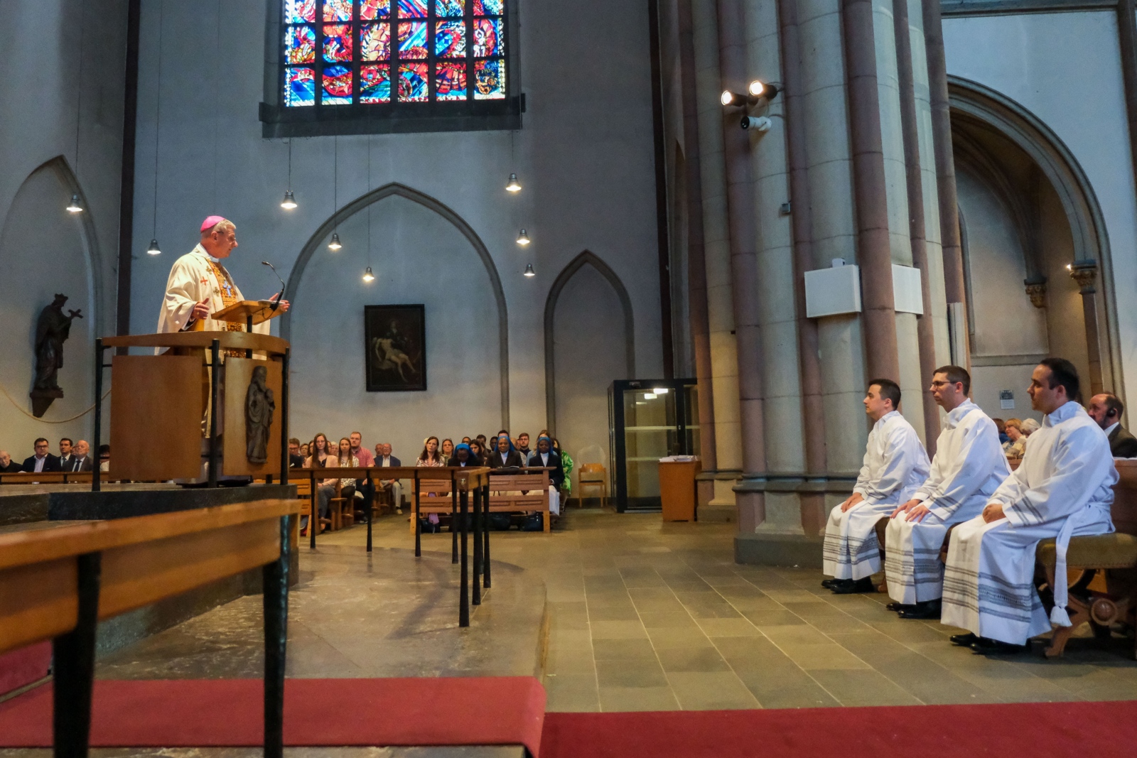 Am Sonntag, 4. Juni 2023 wurden drei Seminaristen von Weihbischof Schwaderlapp zu Diakonen geweiht. Die Weihe fand in der Pfarrkirche St. Marien in Neuss statt.