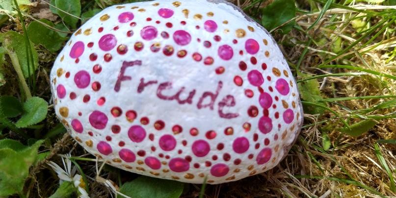 Ehrenamtsfest im Juni 2023 für die Ehrenamtlichen von esperanza in Bonn.
Es war ein gelungenes Fest, bei dem sich die Mitarbeiterinnen in den drei Ehrenämtern 'Hallo Baby', 'Familienpatinnen' und dem esperanza Kinderladen kennengelernt haben.
Sie konnten sich über ihre Ehrenämter austauschen und gemeinsam kreativ einen bunten Stein gestalten. Einige haben die Gestaltung des Steins auch ihrem Ehrenamt gewidmet und dargestellt, was das Ehrenamt Ihnen gibt. Im Anschluss gab es im Garten des Caritasverbandes ein gemütliches Beisammensein mit Speis und Trank.