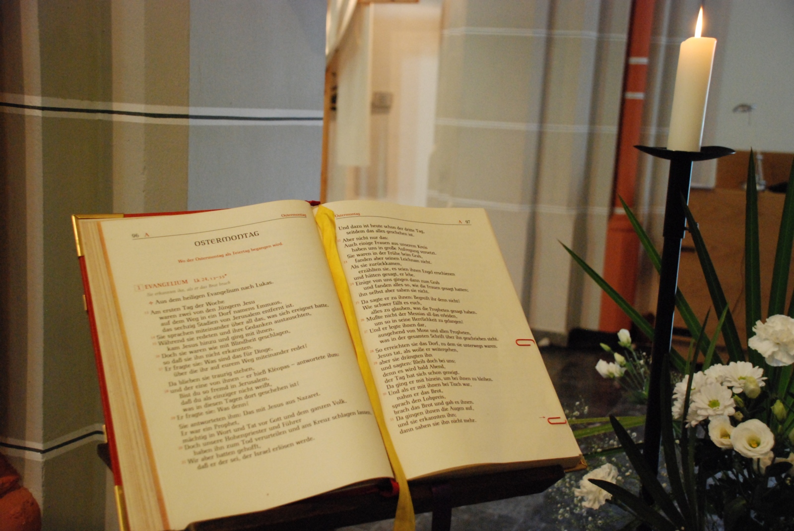 Das Lektionar (lat.: Lesebuch) ist ein liturgisches Buch, welches alle biblischen Lesungen und Predigttexte sämtlicher Sonn-, Fest- und Gedenktage des Kirchenjahres enthält. Ex-Bild-DB-ID: 734