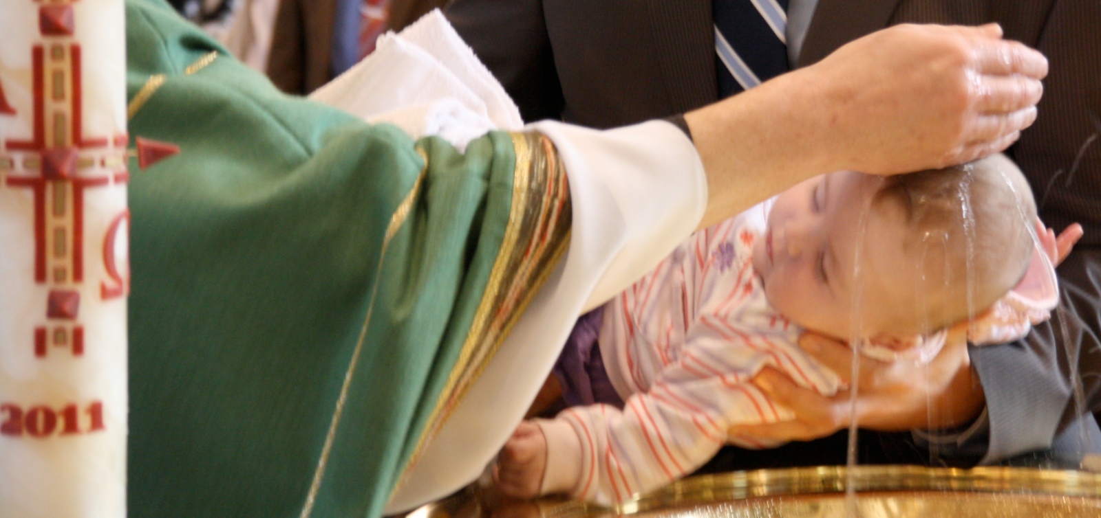 Taufe Die Taufe ist ein christlicher Ritus, der seit der Zeit des Neuen Testaments besteht. Die Auffassungen über Voraussetzung, Durchführung und Wirkung der Taufe sind in den christlichen Kirchen und Gemeinschaften verschieden; sie kann die Eingliederung in die Gemeinschaft der Christen oder ein öffentliches Glaubensbekenntnis bedeuten. Vollzogen wird die Taufe durch Übergießen des Täuflings mit Wasser (Infusionstaufe) oder das Untertauchen im Wasser (Immersionstaufe). Dabei wird eine Taufformel gesprochen. Ex-Bild-DB-ID: 2070