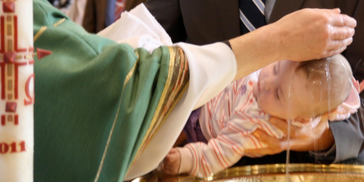 Die Taufe ist ein christlicher Ritus, der seit der Zeit des Neuen Testaments besteht. Die Auffassungen über Voraussetzung, Durchführung und Wirkung der Taufe sind in den christlichen Kirchen und Gemeinschaften verschieden; sie kann die Eingliederung in die Gemeinschaft der Christen oder ein öffentliches Glaubensbekenntnis bedeuten. Vollzogen wird die Taufe durch Übergießen des Täuflings mit Wasser (Infusionstaufe) oder das Untertauchen im Wasser (Immersionstaufe). Dabei wird eine Taufformel gesprochen. Ex-Bild-DB-ID: 2070