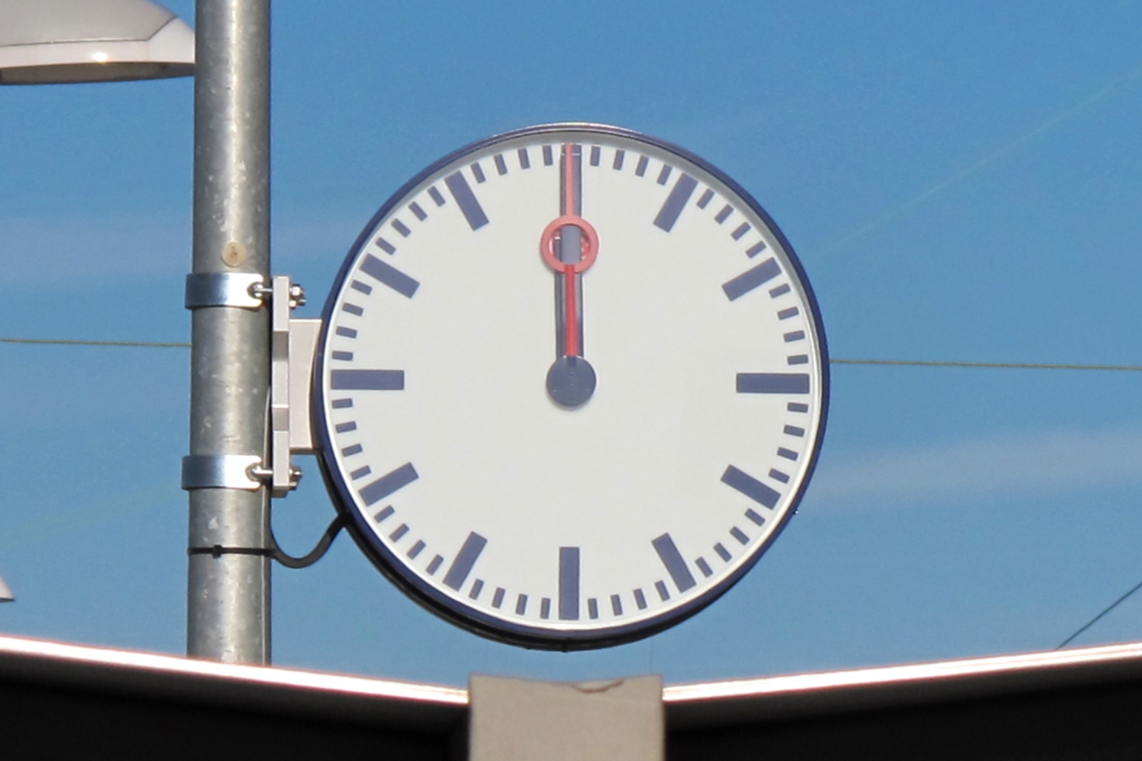 Bahnhofsuhr, high noon,  12 Uhr mittags,   pünlktlich Ex-Bild-DB-ID: 18807