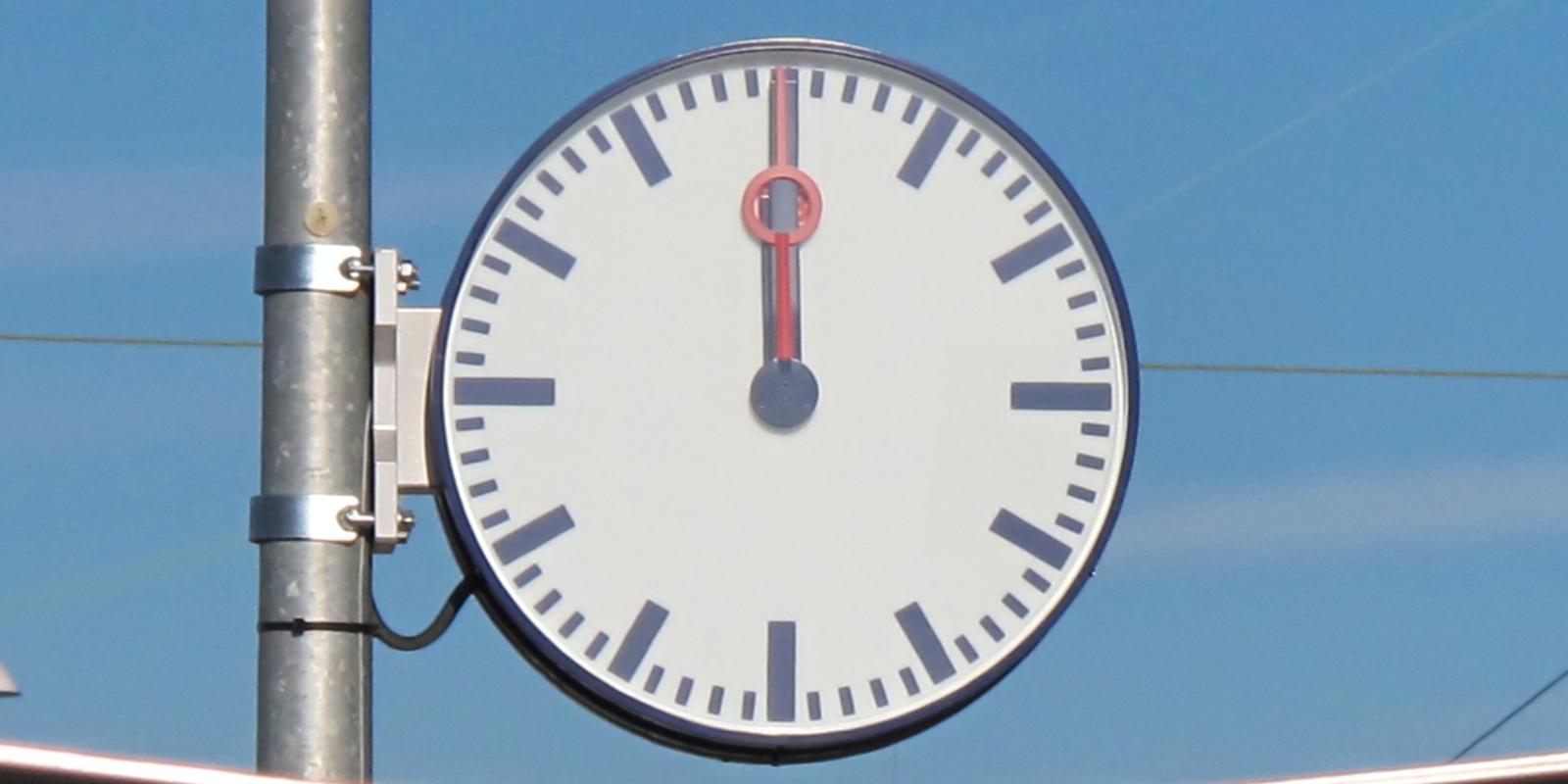 Bahnhofsuhr, high noon, 12 Uhr mittags, pünlktlich Ex-Bild-DB-ID: 18807