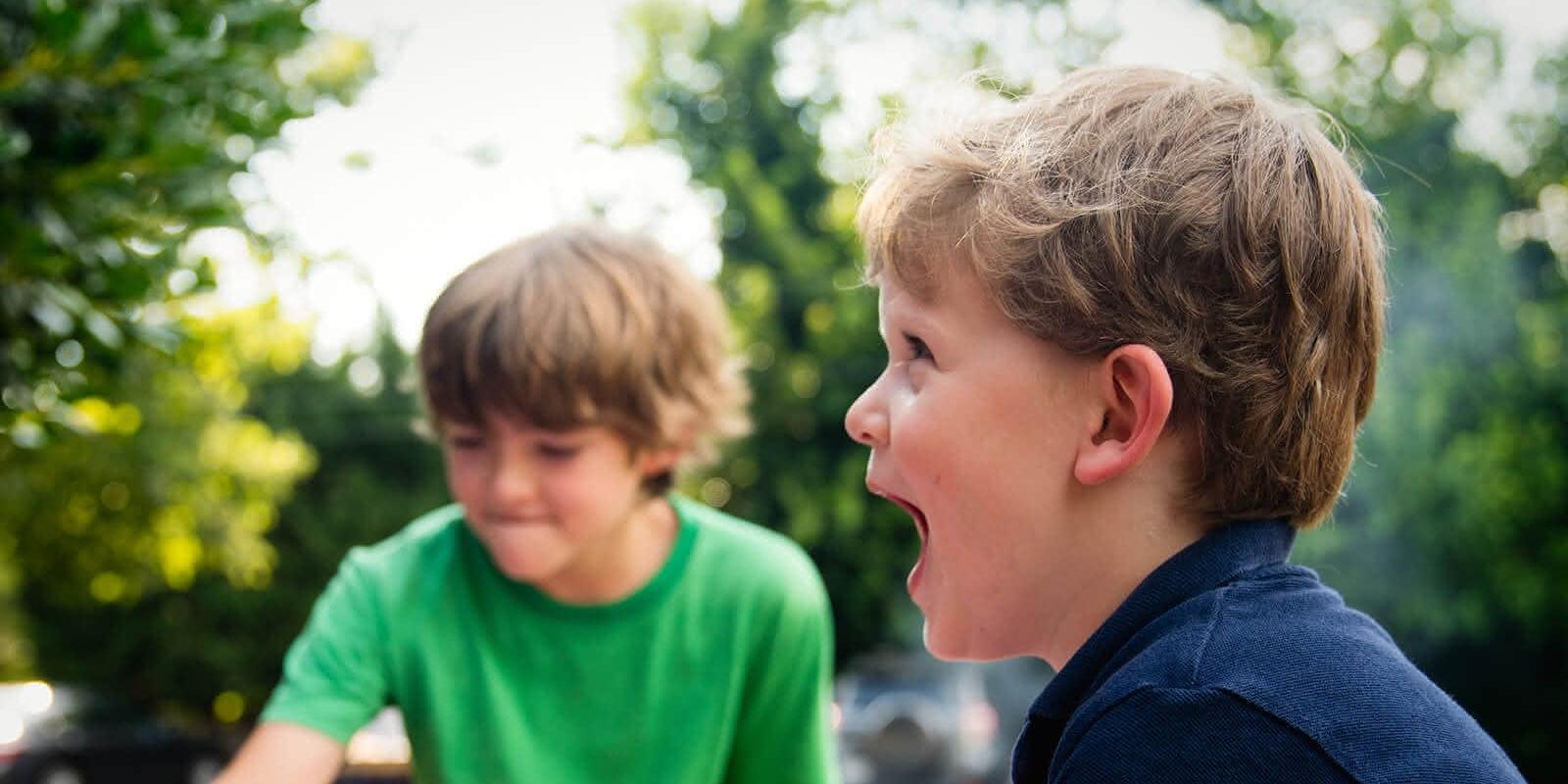 Lachende Kinder im grünen